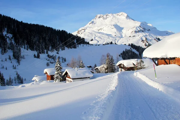 Χειμώνας Φύση στις Άλπεις με όμορφο βουνό κορυφή και θέα — Φωτογραφία Αρχείου