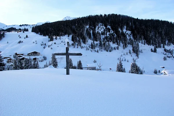 オーストリアアルプスの冬の山の峰、レヒの十字架 — ストック写真