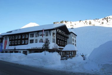 Zurs, Avusturya - 01 16 2019: Lech Zrs 'deki Lüks Otel Girişi