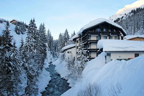 Lech am Arlberg-dorp en rivier in Winter — Stockfoto