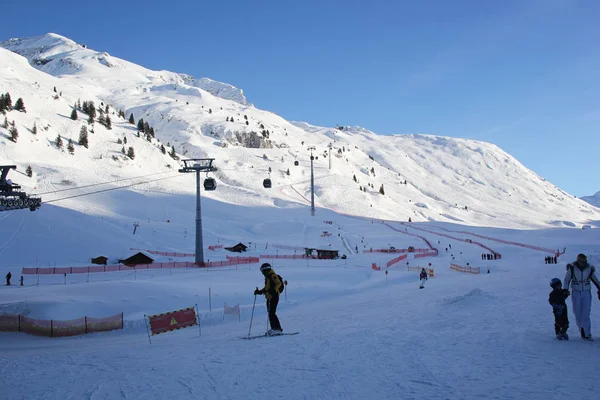 Zurs, Austria - 01 16 2019: Zurs and Lech am Arlberg Ski Piste — стокове фото