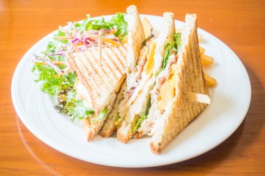 Sandviç yumurta tavuk ile