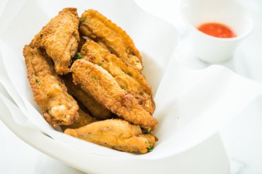 Kızarmış gevrek tavuk kanadı