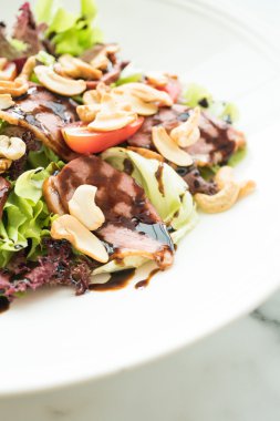 Sebze salatası ördek