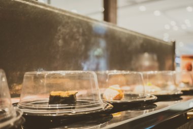 Konveyör bant suşi tepsi