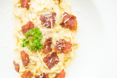 Spagetti carbonara beyaz plaka
