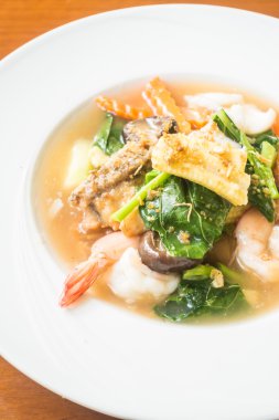 Deniz ürünleri ve sebze kızarmış noodle