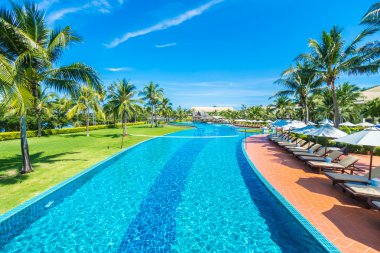 Şemsiyeleri ve sandalyeler Yüzme Havuzu etrafında