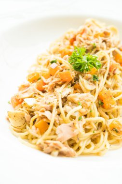 Ton balıklı spagetti beyaz plaka