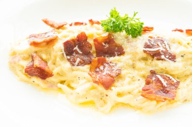 Spagetti carbonara beyaz plaka