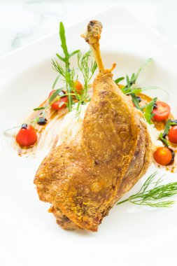 Kızarmış ördek bacak patates salatası ile