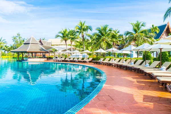 Şemsiyeleri ve sandalyeler Yüzme Havuzu etrafında