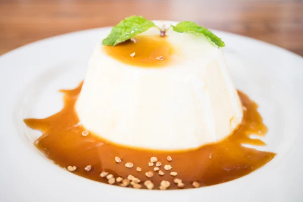 Postre de caramelo en plato blanco — Foto de Stock