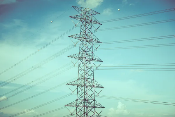 Pólo de eletricidade no céu — Fotografia de Stock