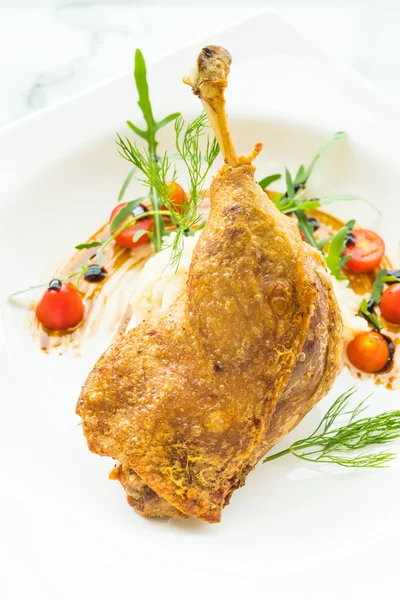 Kızarmış ördek bacak patates salatası ile