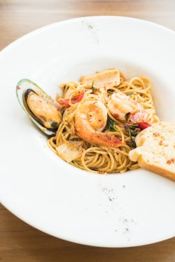 Beyaz tabak spagetti deniz ürünleri