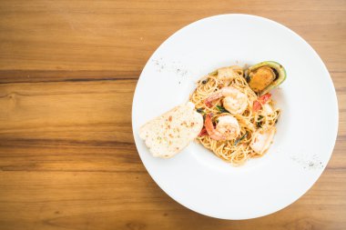 Beyaz tabak spagetti deniz ürünleri