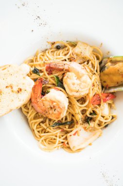 Beyaz tabak spagetti deniz ürünleri