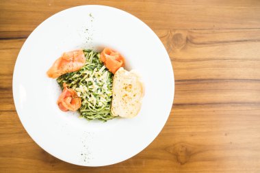 Somon etli spagetti pesto