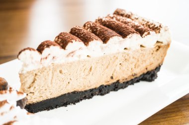 Beyaz tabak içinde kahve kek