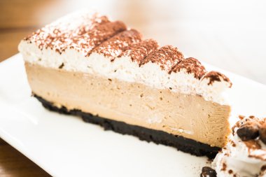 Beyaz tabak içinde kahve kek