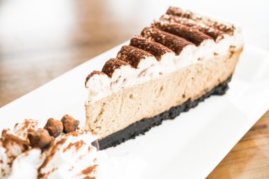 Beyaz tabak içinde kahve kek