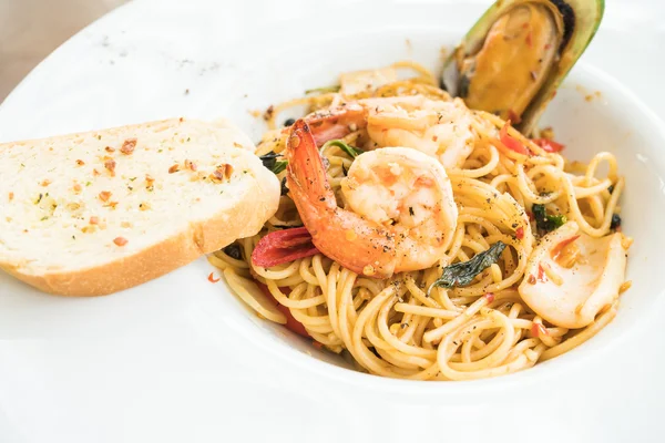Espaguetis mariscos en plato blanco — Foto de Stock