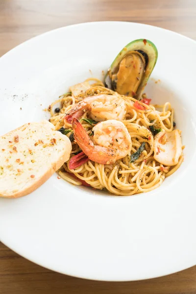 Spaghetti fruits de mer en assiette blanche — Photo