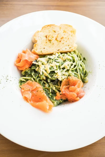Spaghetti pesto with salmon meat — Stock Photo, Image
