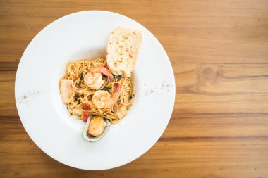 Beyaz tabak spagetti deniz ürünleri