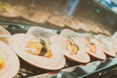 Konveyör bant suşi tepsi