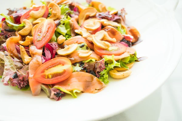 Salada vegetal com carne de salmão — Fotografia de Stock