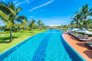 Şemsiyeleri ve sandalyeler Yüzme Havuzu etrafında 