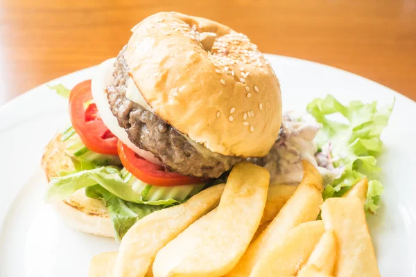 Leckerer Rindfleisch-Hamburger — Stockfoto