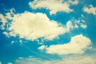 Mavi gökyüzünde beyaz bulutlar