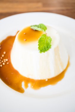 Karamelli puding ve panna cotta tatlı