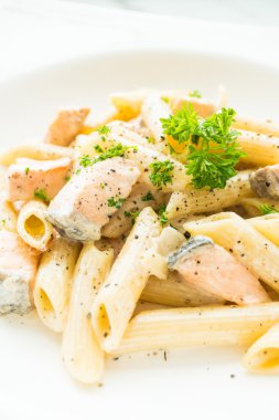 Penne carbonara makarna somon ile