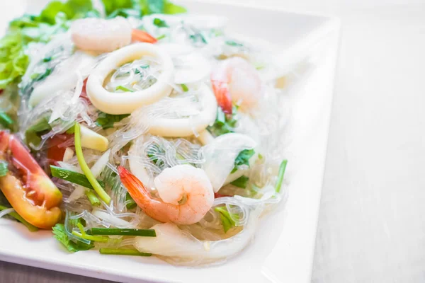 Deniz ürünleri ile baharatlı salata — Stok fotoğraf