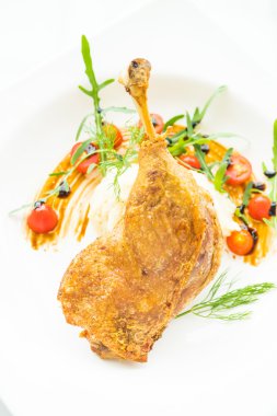 Fried bacak ördek patates salatası ile