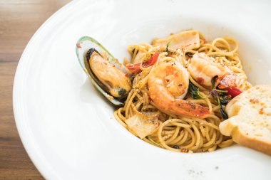 Beyaz tabak spagetti deniz ürünleri