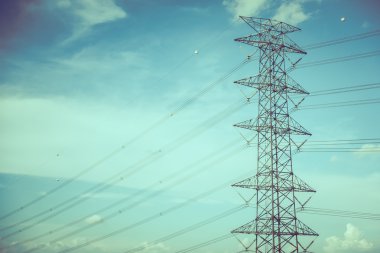 mavi gökyüzünde kutubun elektrik