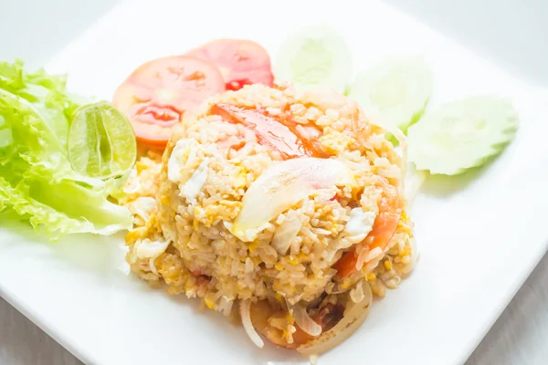 Smażony ryż z jajkiem i warzywami — Zdjęcie stockowe
