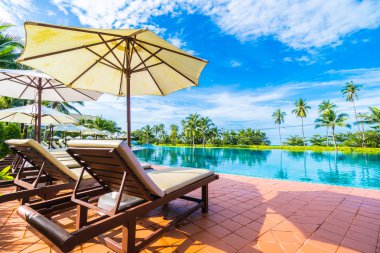 Şemsiyeleri ve sandalyeler Yüzme Havuzu etrafında 