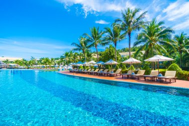 Şemsiyeleri ve sandalyeler Yüzme Havuzu etrafında 