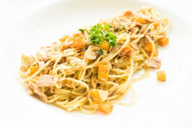 lezzetli ton balıklı spagetti 