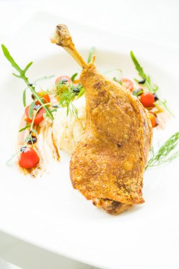 Fried bacak ördek patates salatası ile