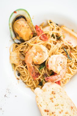 Beyaz tabak spagetti deniz ürünleri