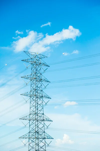 Elektricitet pol på blå himmel — Stockfoto