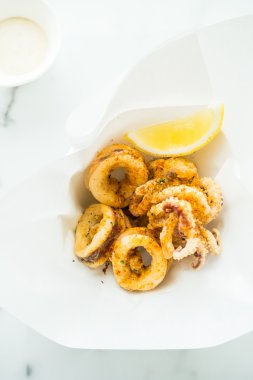 Kızarmış kalamar halkaları