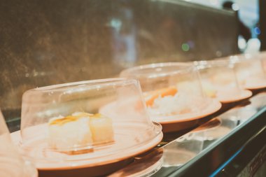 Konveyör bant suşi tepsi